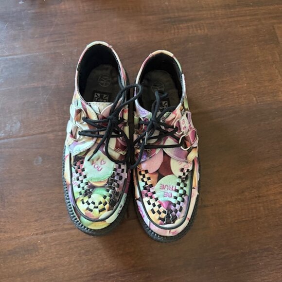 T.U.K. Candy Heart Viva Valentine Low Leather Black Pink Creeper Womens Size 8 - Picture 1 of 9